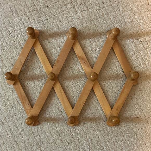 Other - Expandable Accordion Wooden Wall Rack with 10 peg hooks